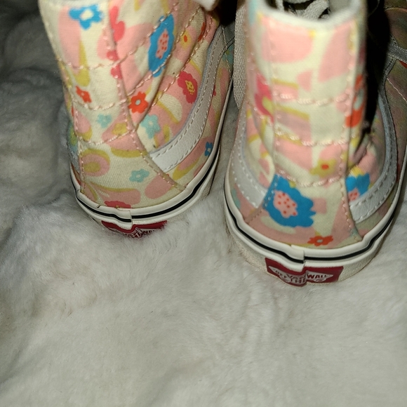 Vibrant Pink and Yellow Sneakers for Casual Wear - Picture 4 of 7